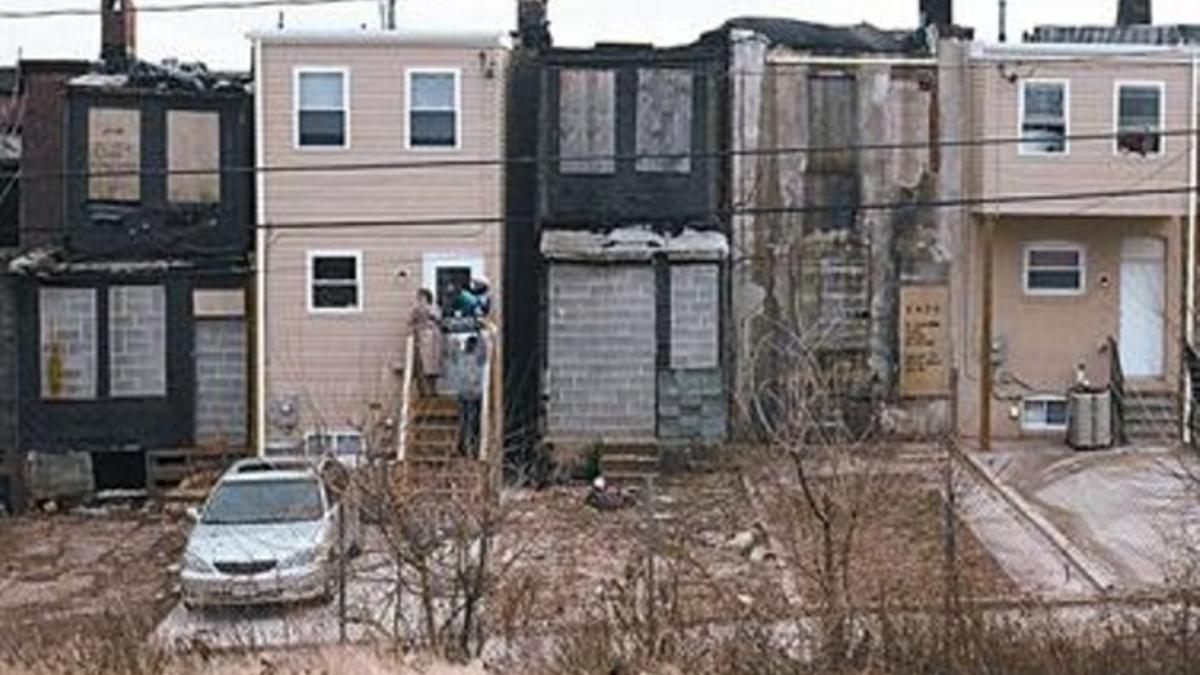 Casas de un barrio pobre de Baltimore, la ciudad donde se desarrollan la mayoría de novelas de Anne Tyler.