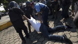 Policías y opositores se enfrentan antes de inicio de protesta en Nicaragua.