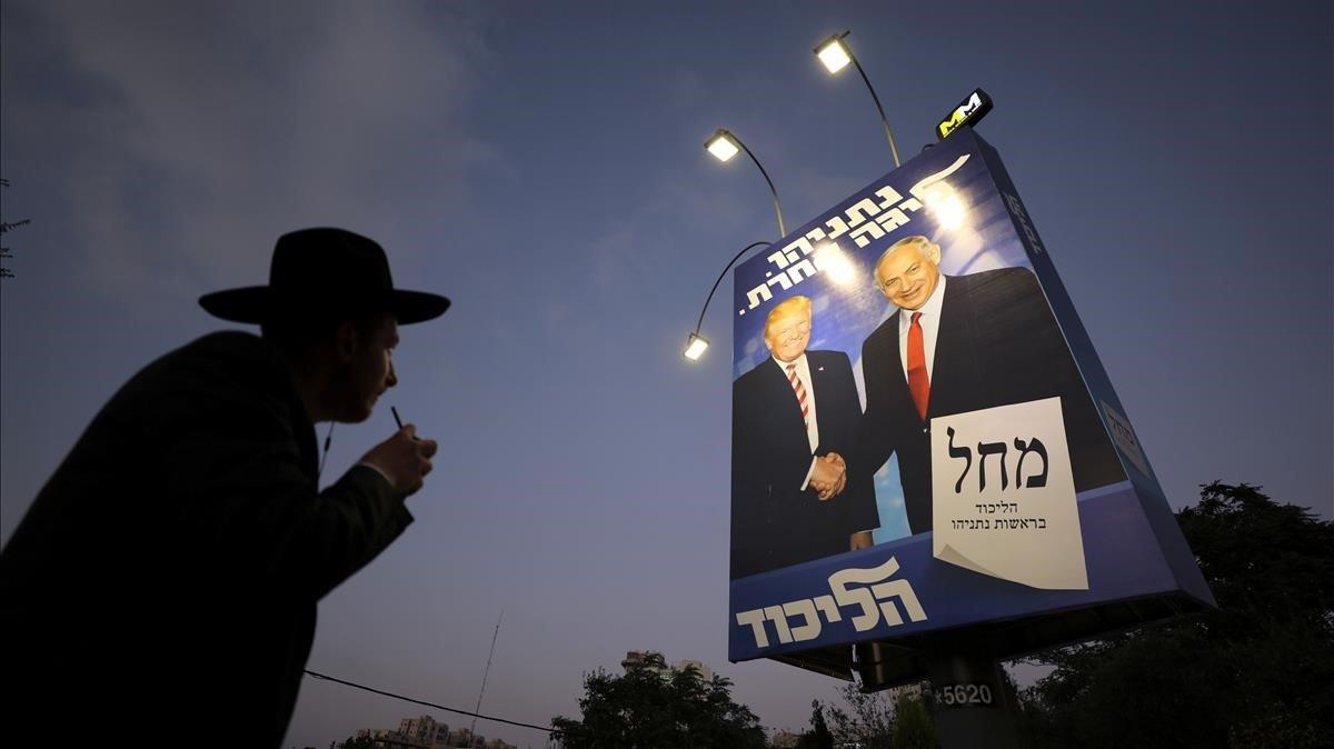 zentauroepp49816830 an ultra orthodox jewish man walks past a likud party electi190912223755