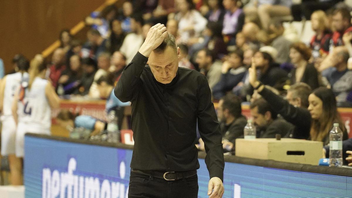 Roberto Íñiguez, en l'últim partit a Fontajau contra el Perfumerías Avenida.