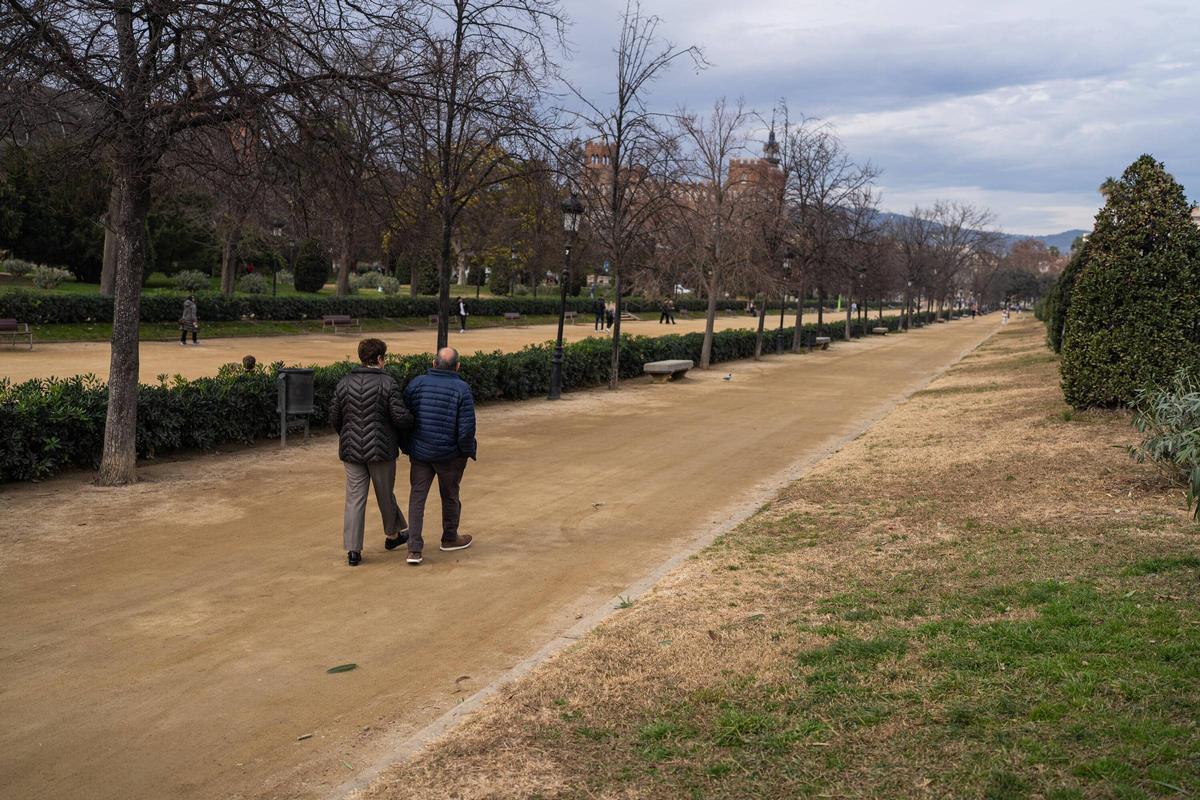 Una pareja pasea por el Parque de la Ciutadella en Barcelona. La sequía afecta los espacios verdes de la ciudad.