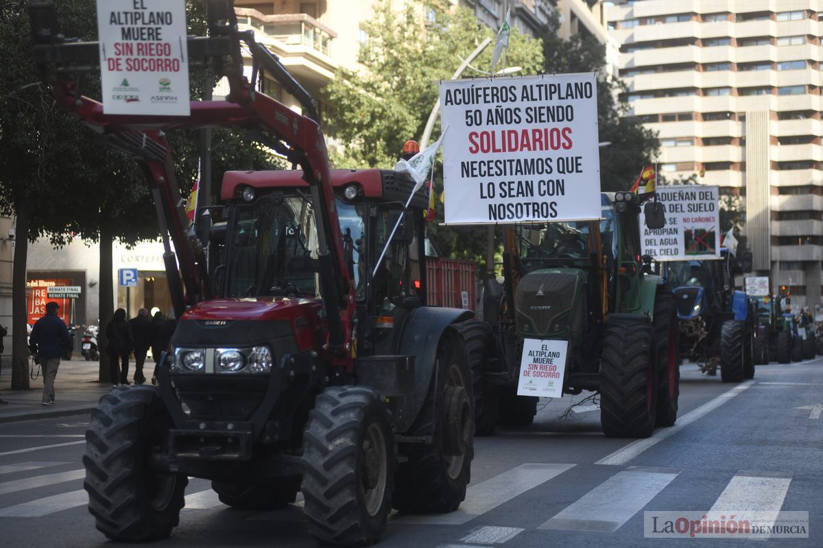 Miles de agricultores y ganaderos toman las calles de Murcia