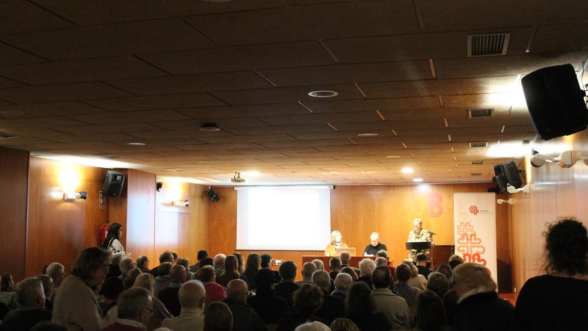 Presentació del llibre "Càritas a Igualada (1947 - 2024)" a la sala d'actes de la biblioteca municipal