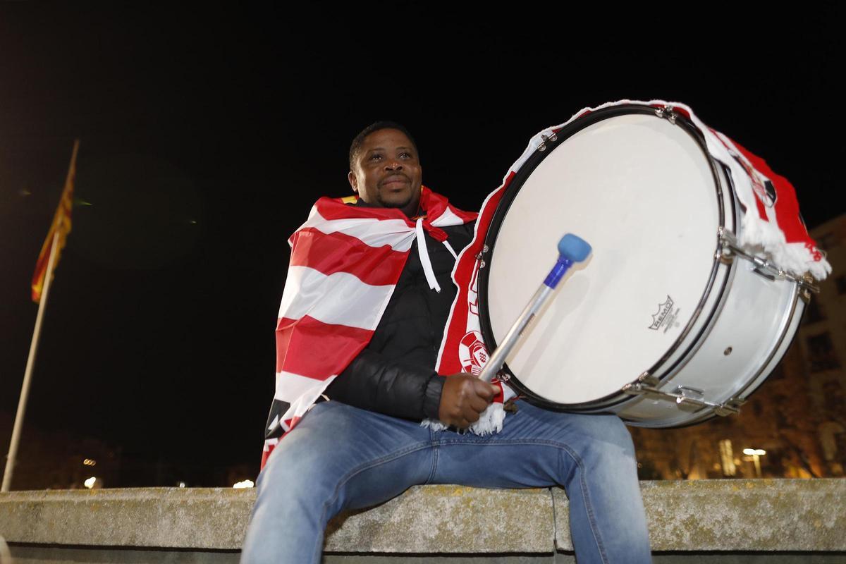 Sisplau, amb el seu inseparable bombo, ahir a la plaça Catalunya