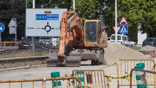 La falta de conductores de excavadora ralentiza tres obras municipales en Xàtiva