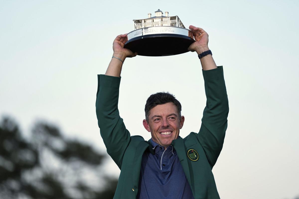 Winner Rory McIlroy, of Northern Ireland, holds the trophy at the Masters golf tournament, Sunday, April 13, 2025, in Augusta, Ga. (AP Photo/Ashley Landis) Associated Press/LaPresse. EDITORIAL USE ONLY/ONLY ITALY AND SPAIN