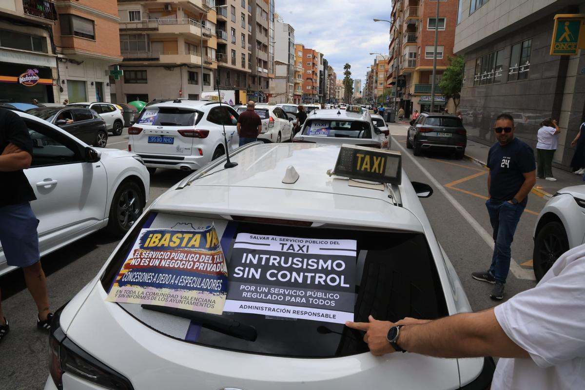Los taxistas se manifiestan en Alicante y colapsan el centro de la ciudad.