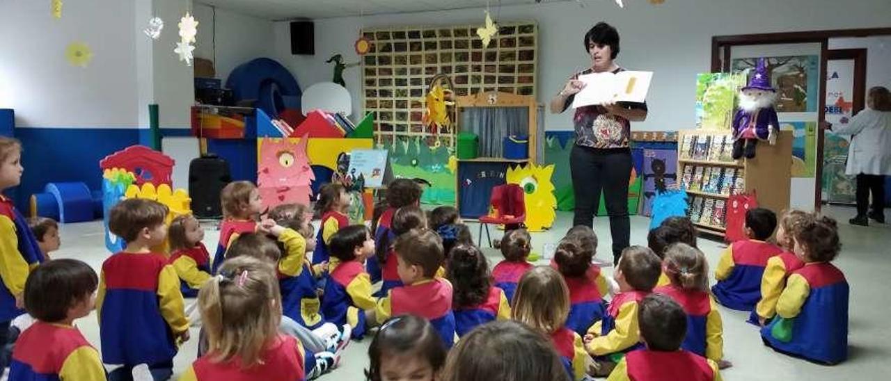 Los familiares de los niños cuentan cuentos en la escuela infantil municipal. // Cedida