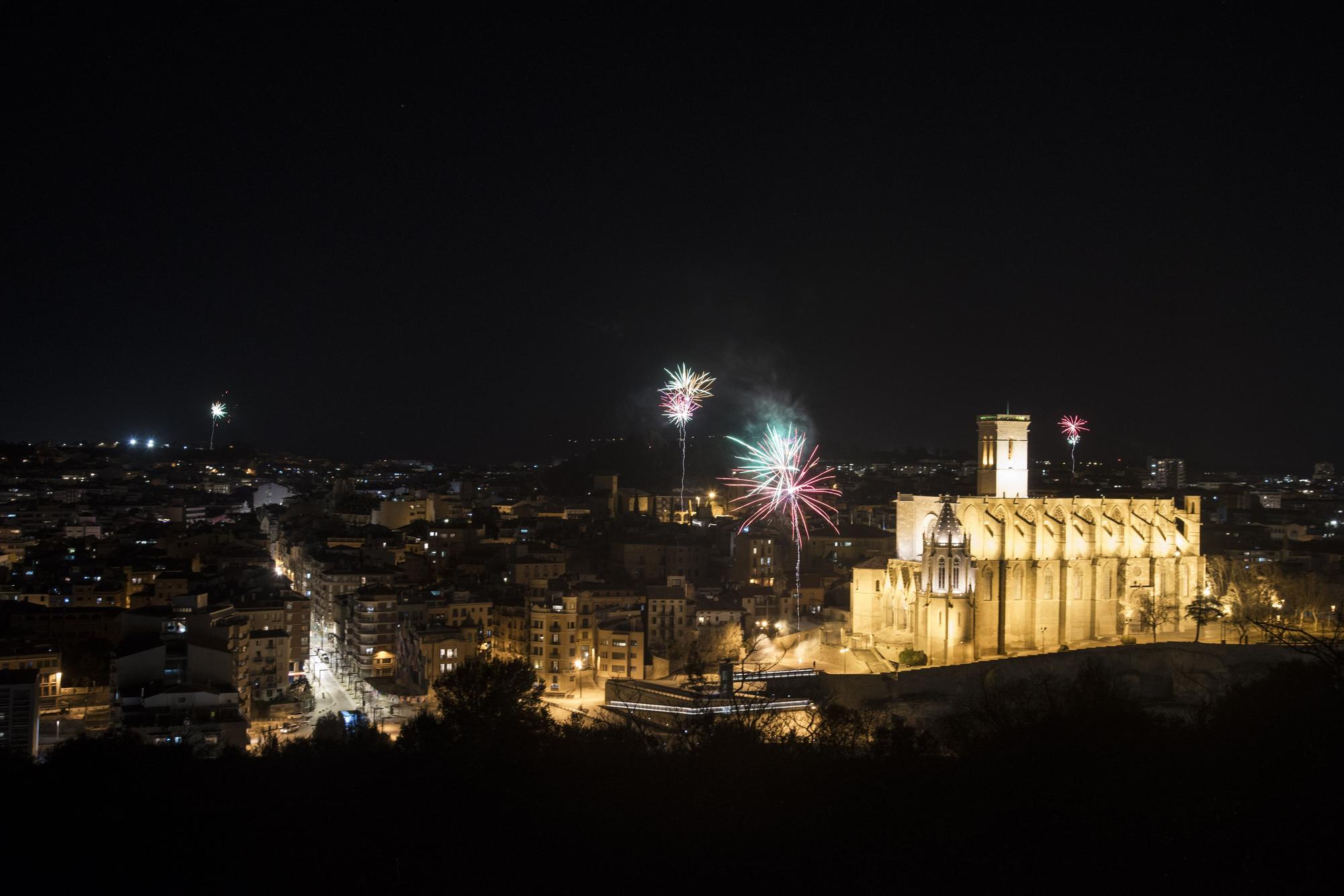 Dotze castells de focs tanquen la Llum 2022