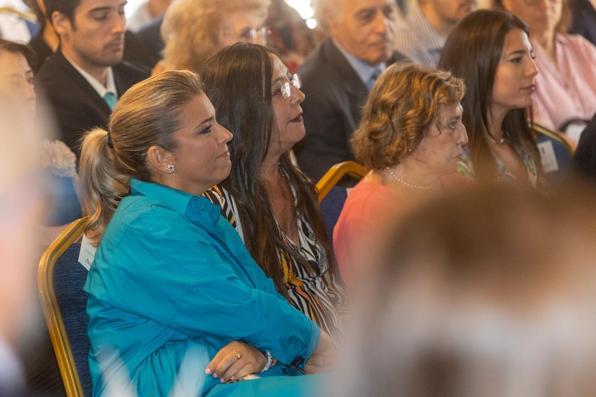 Mari Carmen Sánchez, vicealcaldesa con Cs, en primera línea, junto a la esposa de Barcala