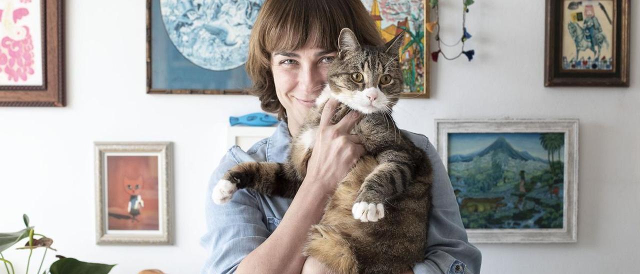 La escritora Sara Mesa, en su casa de Sevilla, con su gato.