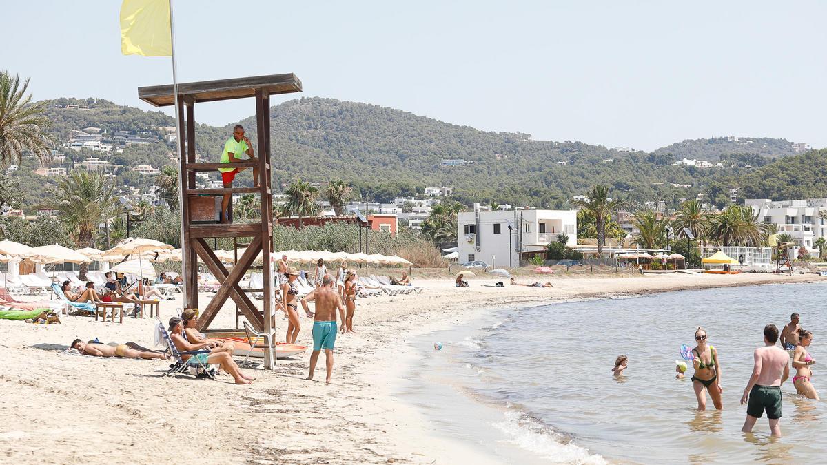 La playa de Talamanca con la bandera amarilla por un vertido producido en julio de 2022