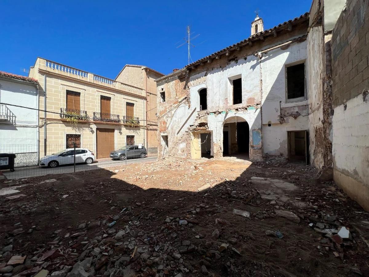 Fachada trasera en la calle Nueva y espacio vacío tras las demoliciones ejecutadas.