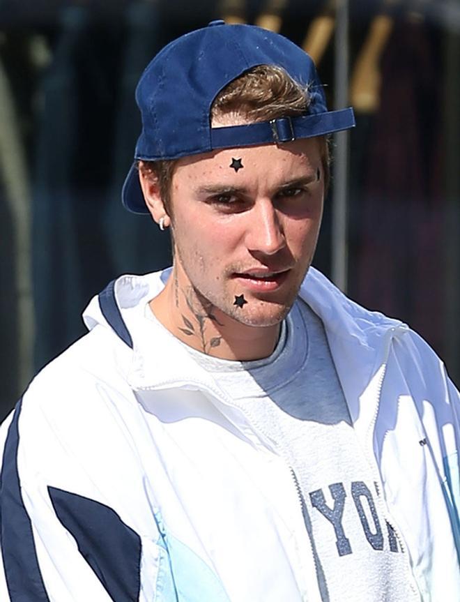 Justin Bieber por la calle con pegatinas de estrellas
