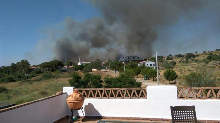 Un incendio sin heridos asola una zona de pastos en el embalse de Proserpina
