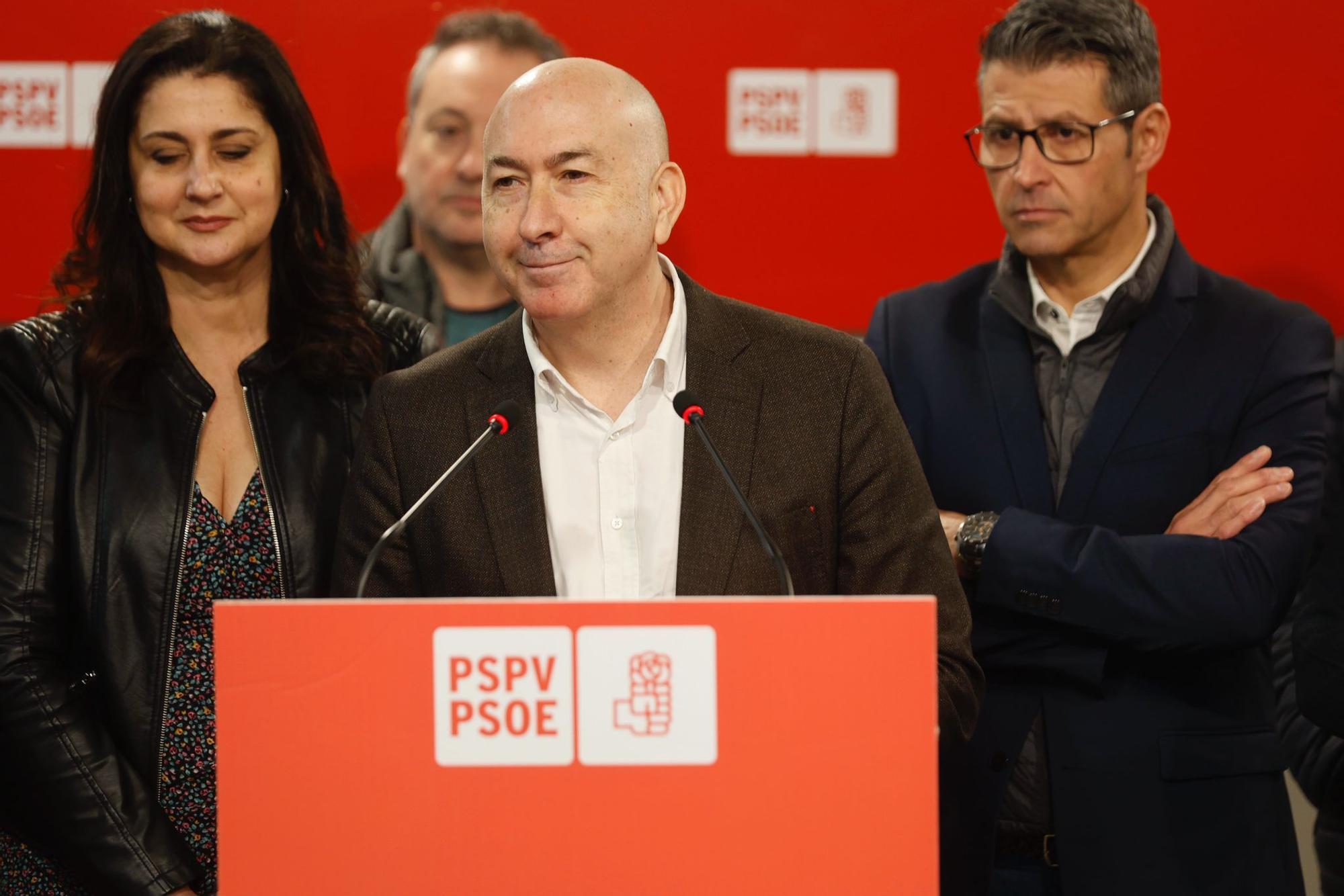 Alejandro Soler entrega la documentación para presentar su precandidatura a las primarias del PSPV-PSOE