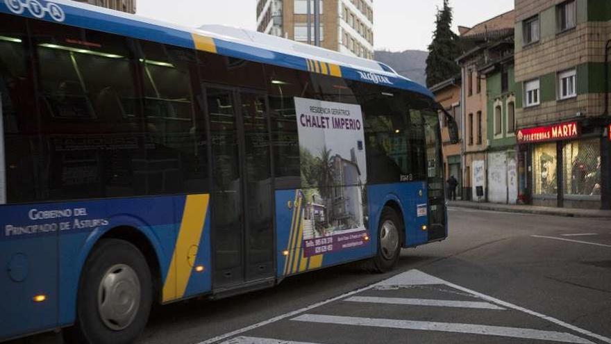 Un autobús de la línea Riaño-Pola de Laviana.