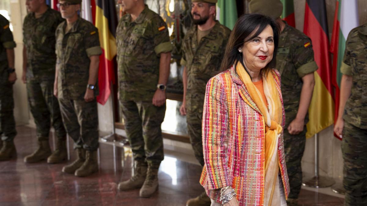 La Ministra de Defensa en una visita al ejército