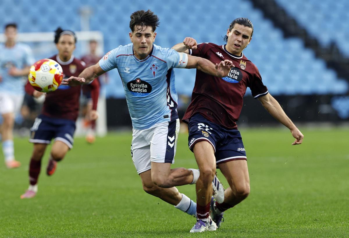 Un lance entre jugadores del Celta Fortuna y el Pontevedra durante el partido en Balaídos