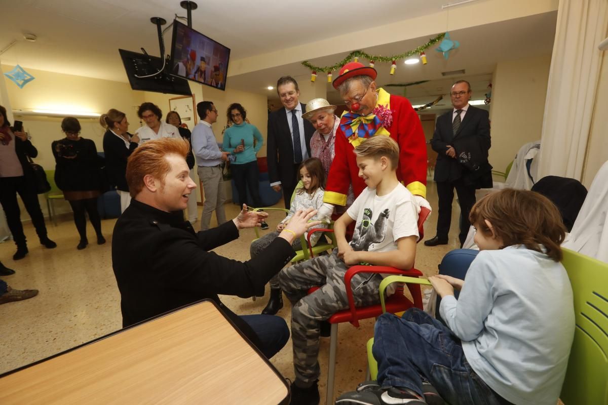 Yunke y Mel i Xispa llevan regalos y alegría a los niños del Hospital General