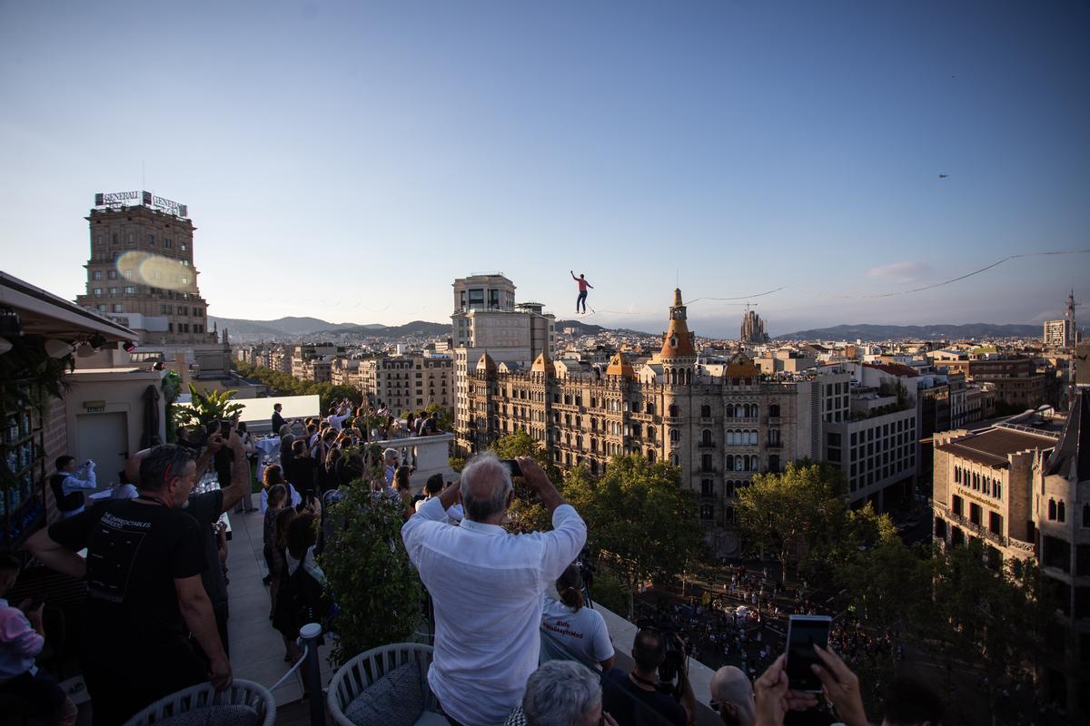 Nathan Paulin, el mejor funambulista del mundo, cruza Barcelona a 70 metros de altura