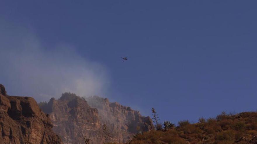 Imagen del trabajo de extinción, en la tercera jornada del incendio