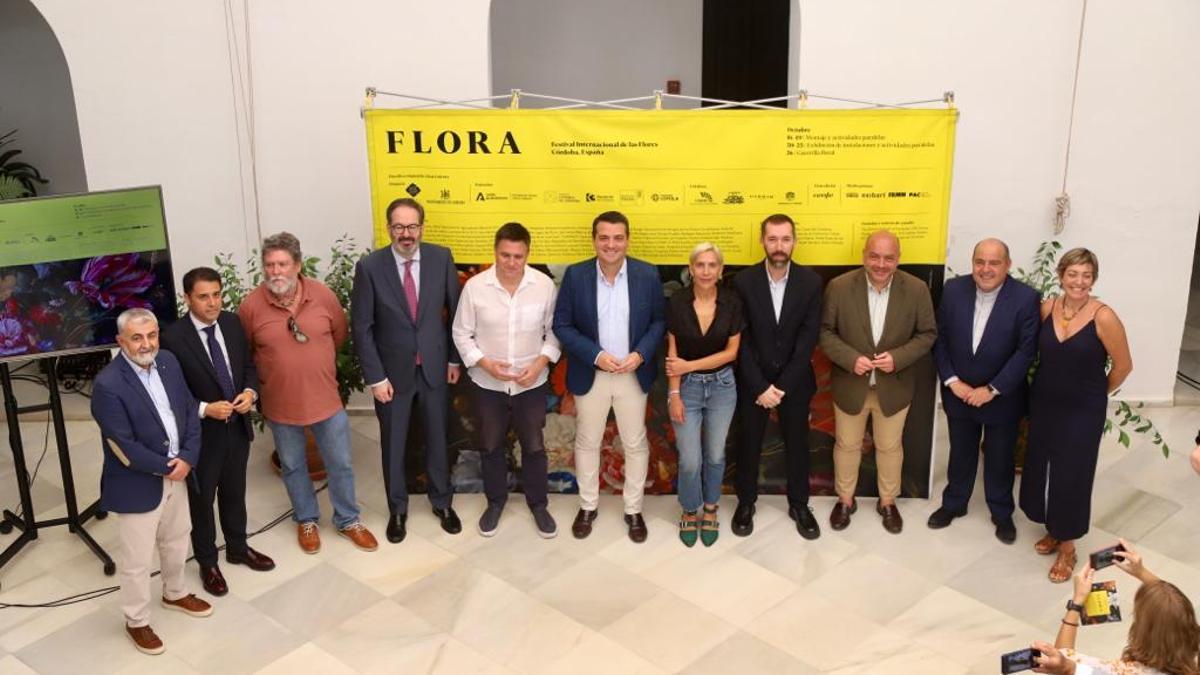 Foto de familia de los organizadores y patrocinadores de Flora 2023, hoy en el Palacio de Orive.