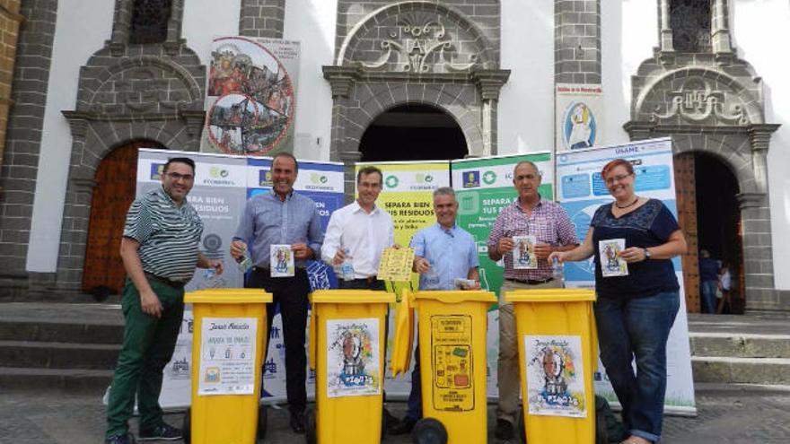 Autoridades, ayer, en la presentación ante la Basílica de Teror.