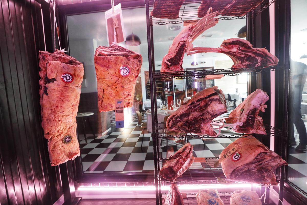 Imagen de las carnes en la cámara de maduración.