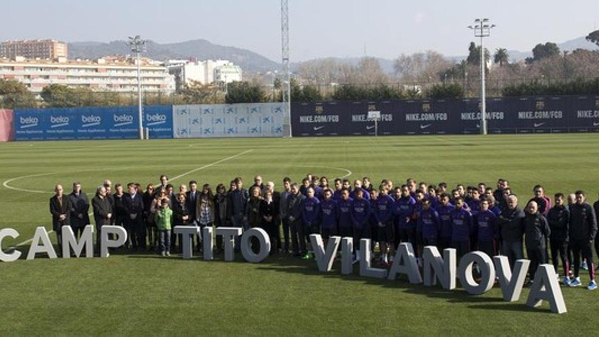 La familia, amigos, directivos y el primer equipo del Barça en el campo Tito Vilanova de la ciudad deportiva, en el homenaje al técnico fallecido.