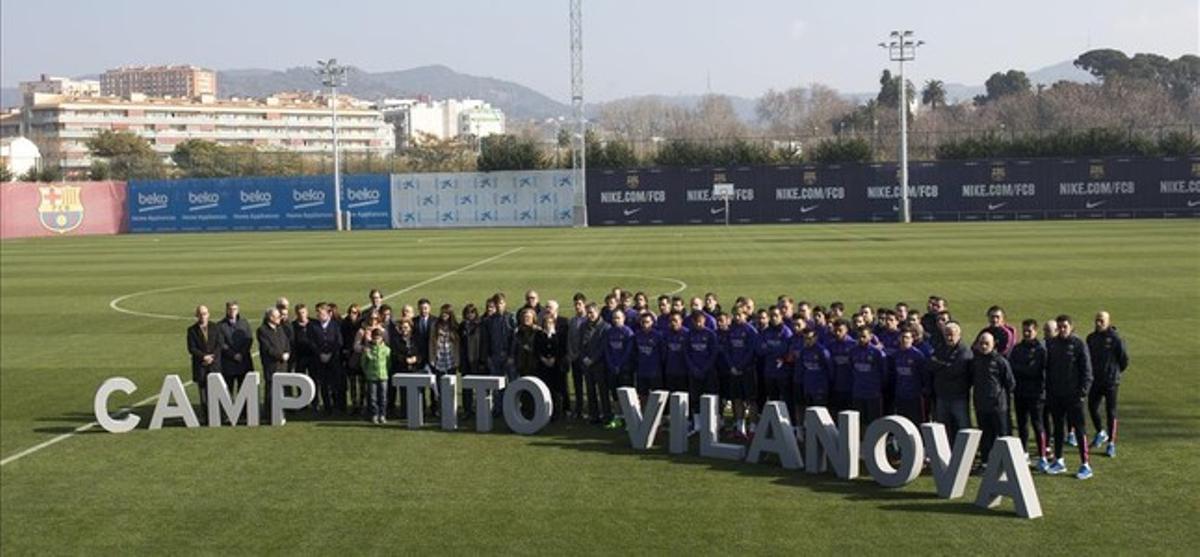 La família, amics, directius i el primer equip del Barça al camp Tito Vilanova de la ciutat esportiva, en l’homenatge al tècnic mort.