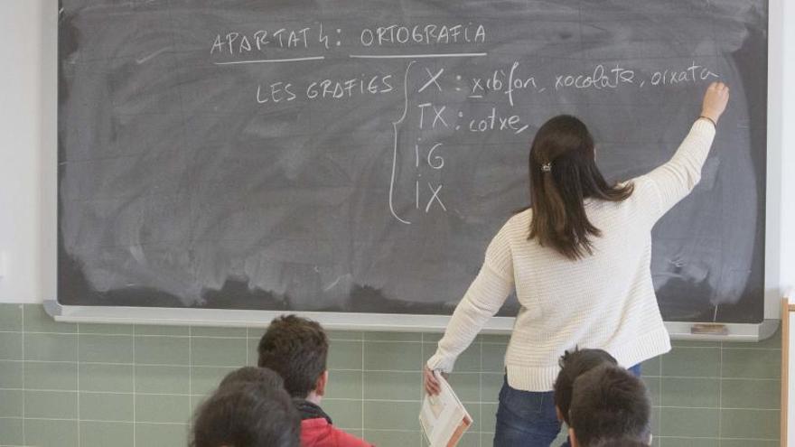 Profesora de Valenciano el curso pasado impartiendo clase entre alumnos de Secundaria en un instituto de la provincia.