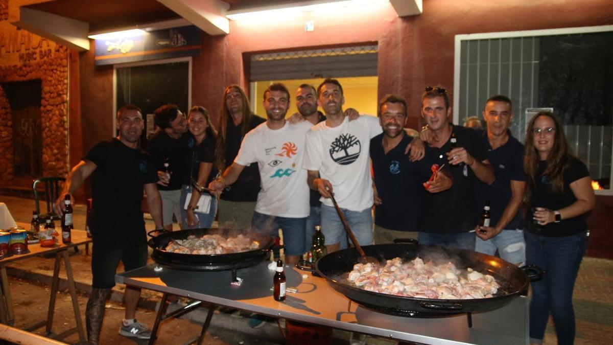 Una peña empieza a guisar la carne para participar en la multitudinaria Fiesta de las Paellas, que ha reunido a 1.200 personas.