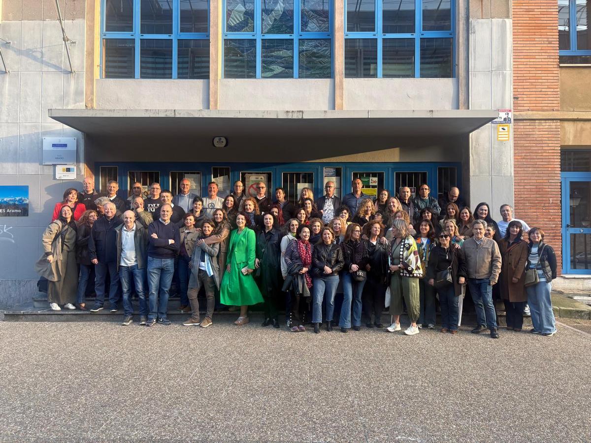 Los asistentes al reencuentro en el instituto Aramo de Oviedo.