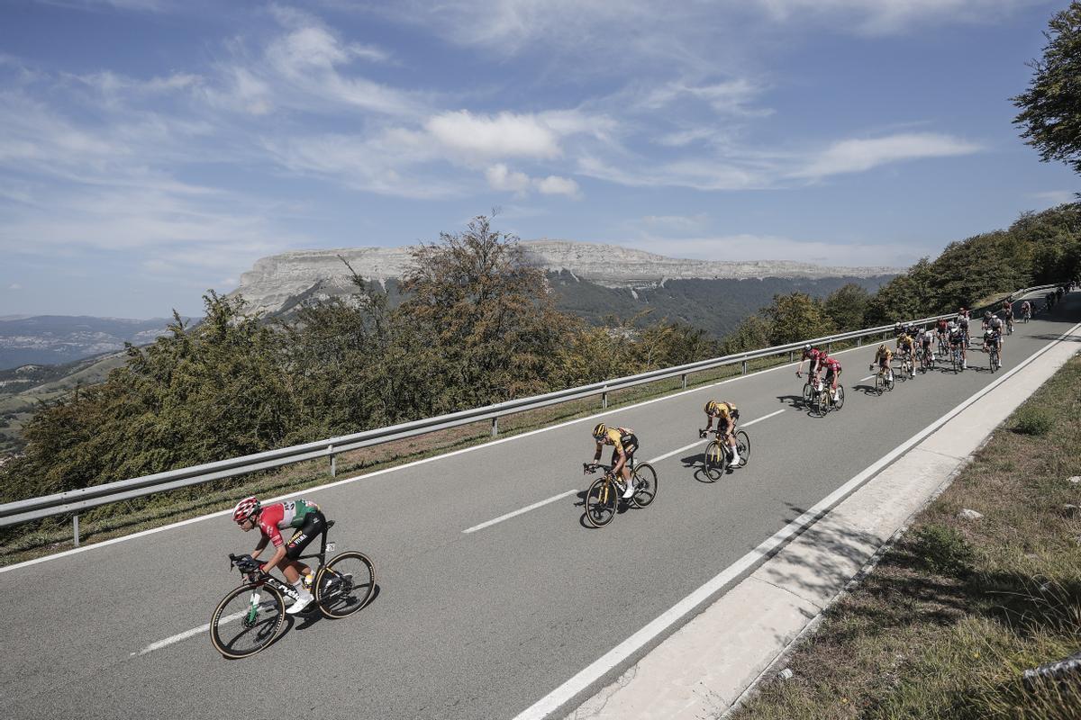 LEKUNBERRI, 10/09/2023.- El pelotón compite durante la 15ª etapa de La Vuelta que transcurre este domingo, entre Pamplona y Lekunberri. EFE/Manuel Bruque