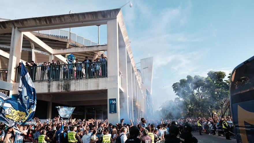 Fotos del recibimiento de la afición del Málaga CF al equipo antes del decisivo partido ante el Castellón