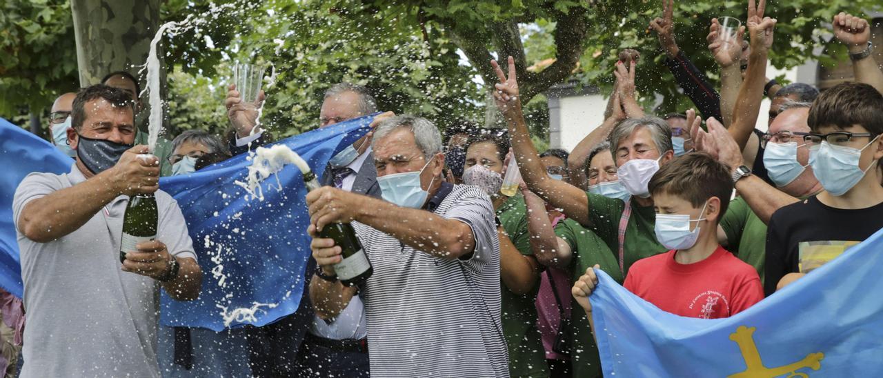 En primer término, Francisco Cascallar, alcalde pedáneo, y Cándido Álvarez, Candy, celebran el premio junto a sus vecinos en el parque.