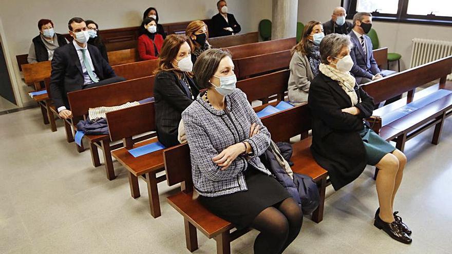 Asistentes al acto, entre los que se encontraban magistrados de la Audiencia así como la esposa y los dos hijos de Carrera. |   // A.V.