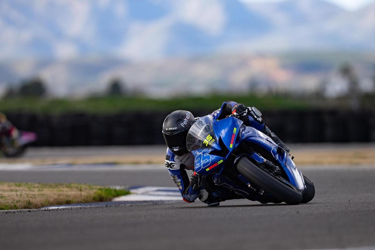 El deportista aragonés Miguel Bernal recorre un circuito con su moto.