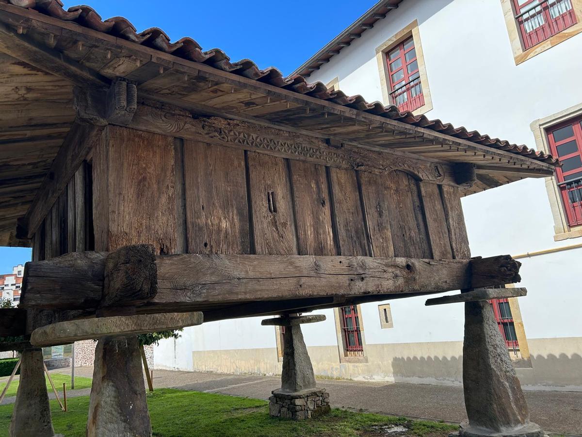 El hórreo del siglo XVI restaurado ya luce en el centro de Villaviciosa El hórreo del siglo XVI restaurado ya luce en el centro de Villaviciosa