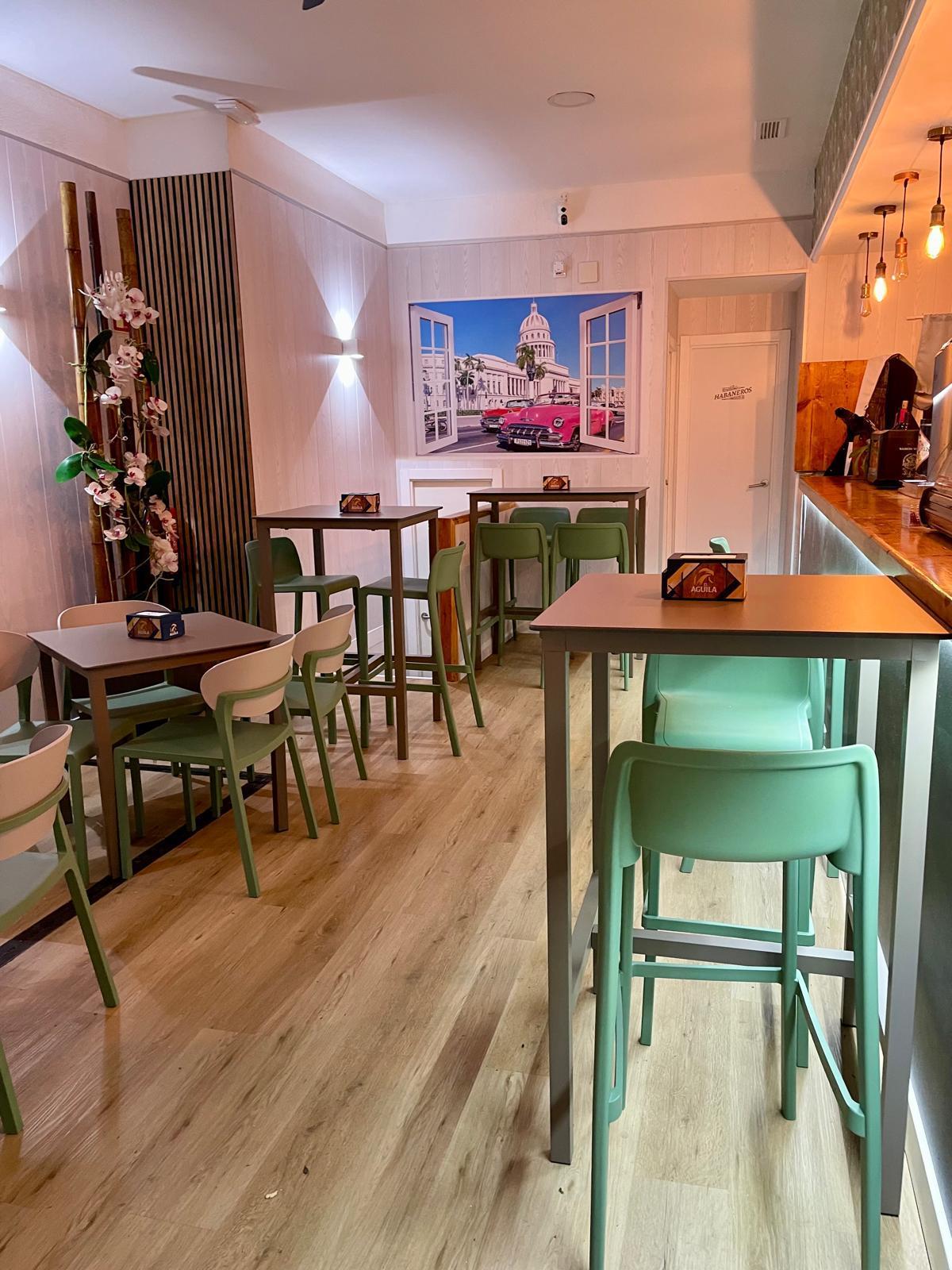 El interior de la vermutería La Habana