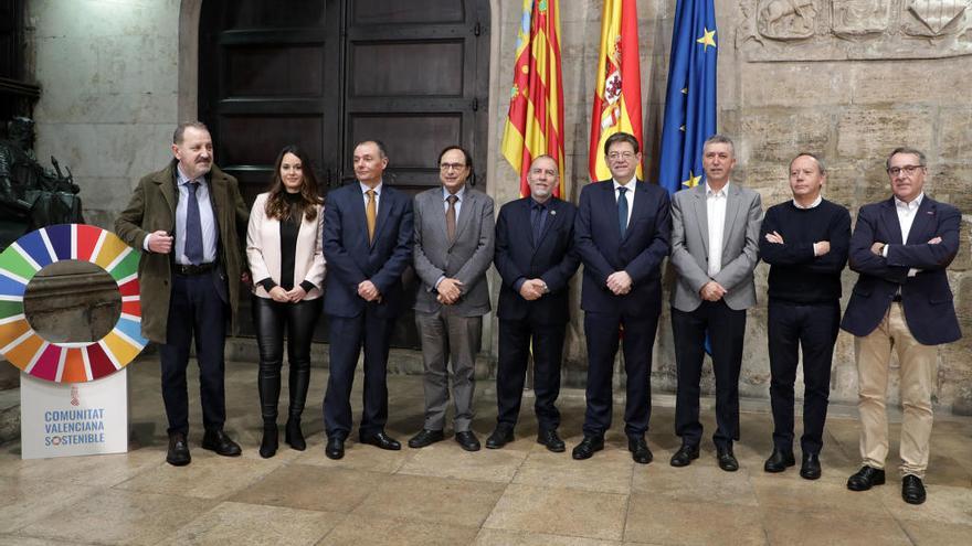 Gustavo Gardey, Zulima Pérez, Salvador Navarro, Vicent Soler, Joaquín Nieto, Ximo Puig, Rafa Climent, Ismael Sáez y Arturo León, ayer en el Palau.