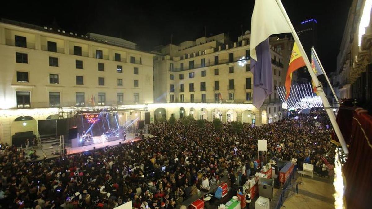 La celebración de Nochevieja desde la fachada del ayuntamiento.