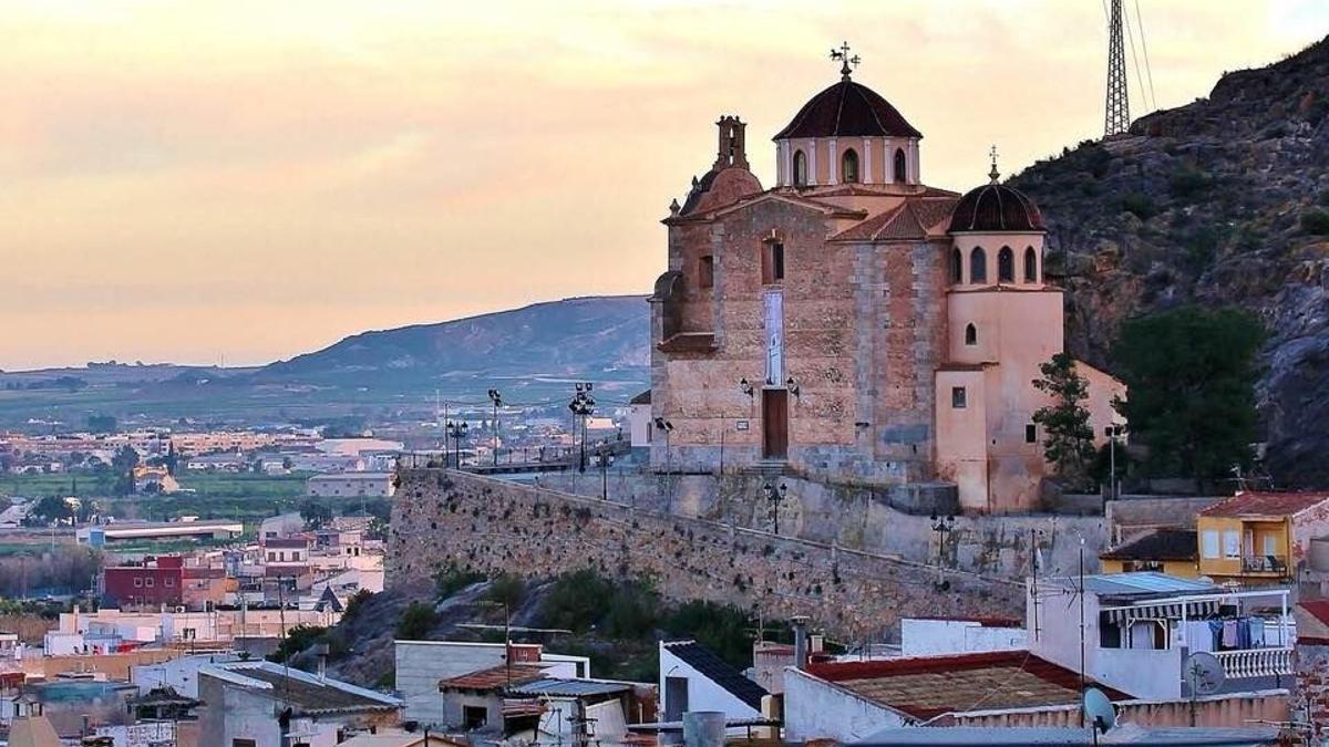 A espaldas de la población se alza la sierra de Callosa, que alcanza su mayor altitud en los 568 metros del Alto del Águila.