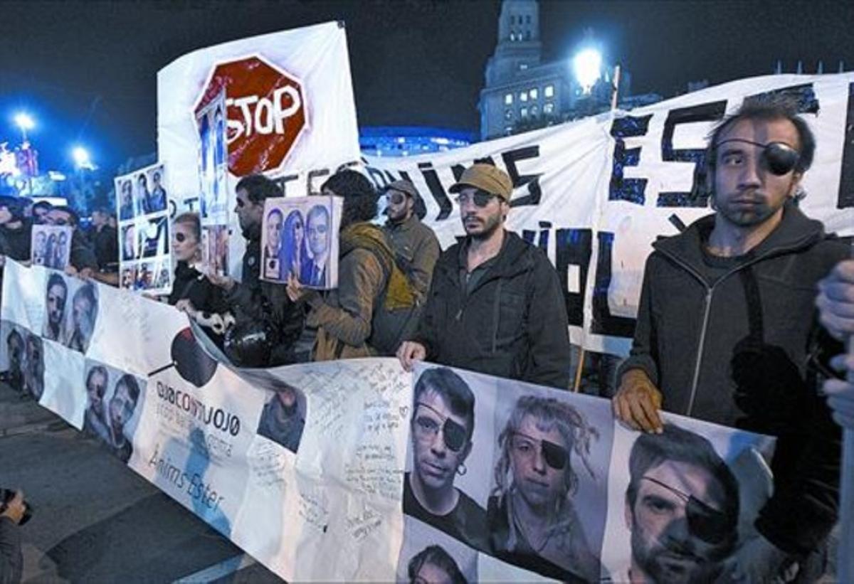 Manifestació a la plaça de Catalunya per demanar la prohibició de l’ús de les pilotes de goma, el 22 de novembre passat. Manifestació a la plaça de Catalunya per demanar la prohibició de l’ús de les pilotes de goma, el 22 de novembre passat.