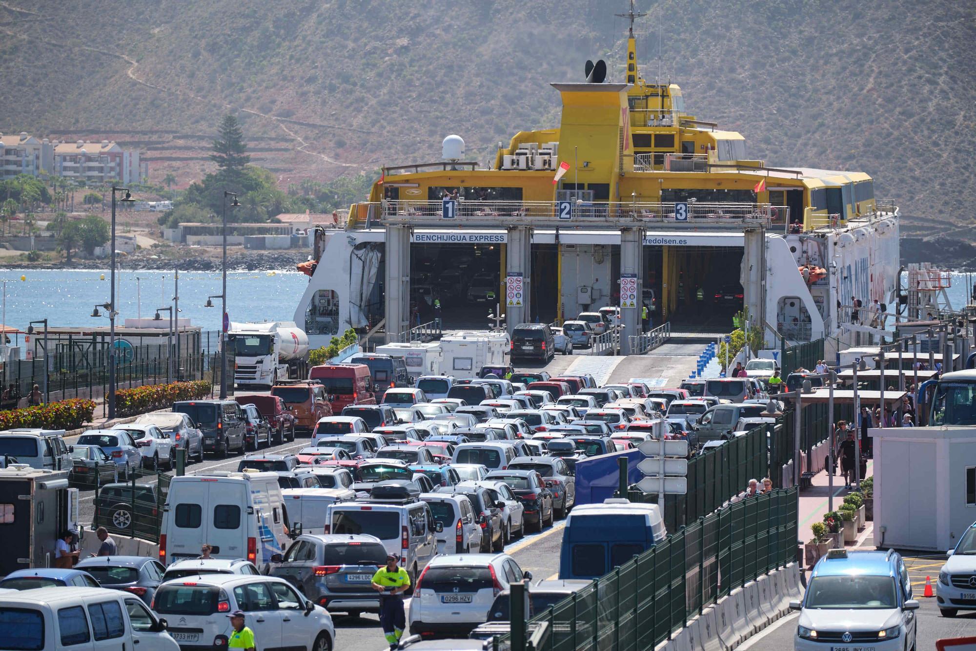 Colas de vehículos en el Puerto de Los Cristianos