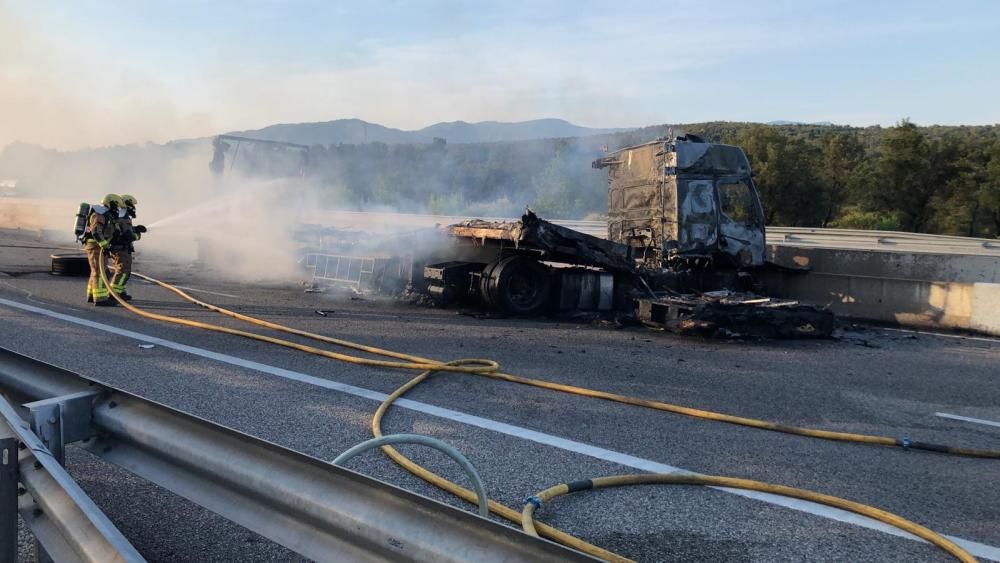 Incendi d'un camió a l'AP-7 a Capmany i l'endemà mor el xofer