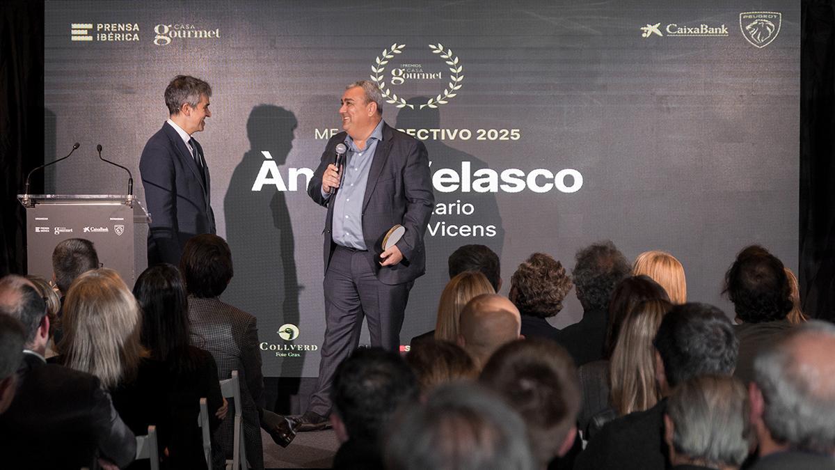 Àngel Velasco, director general de Torrons Vicens, recibe el premio al Mejor Directivo 2025.