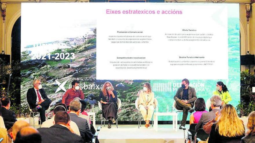 Silva (2ª dcha.), con otros invitados ayer en la presentación del Plan Estratégico de Turismo, ayer en el Pazo Provincial. |   // R. ESTÉVEZ