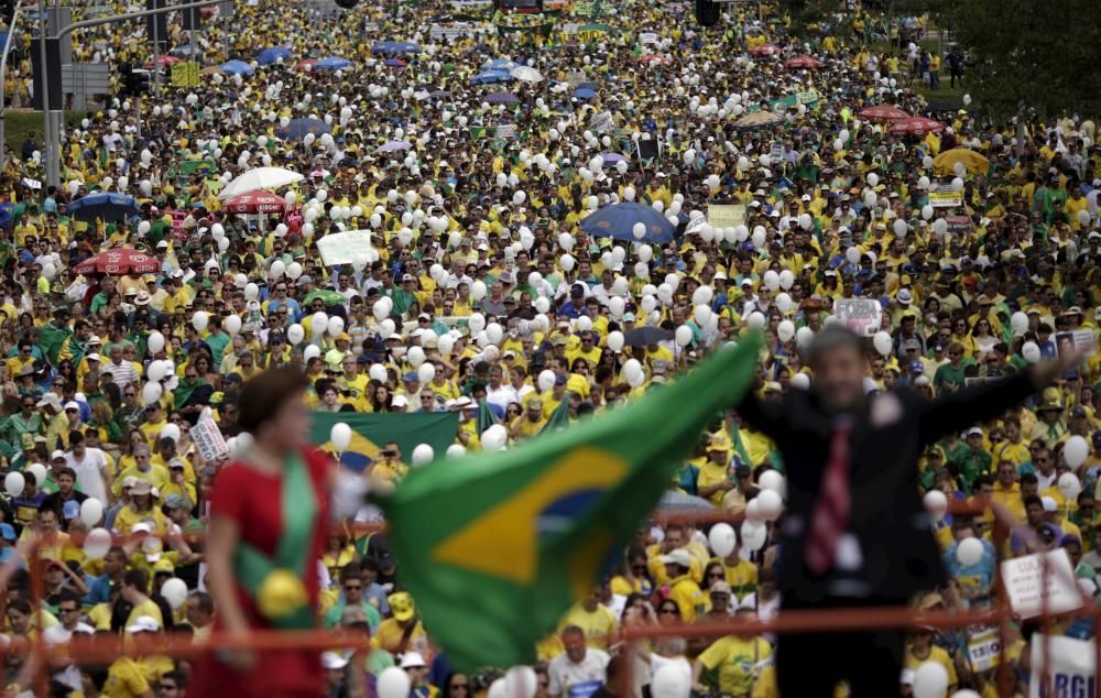 Miles de brasileños toman las calles contra Rousse